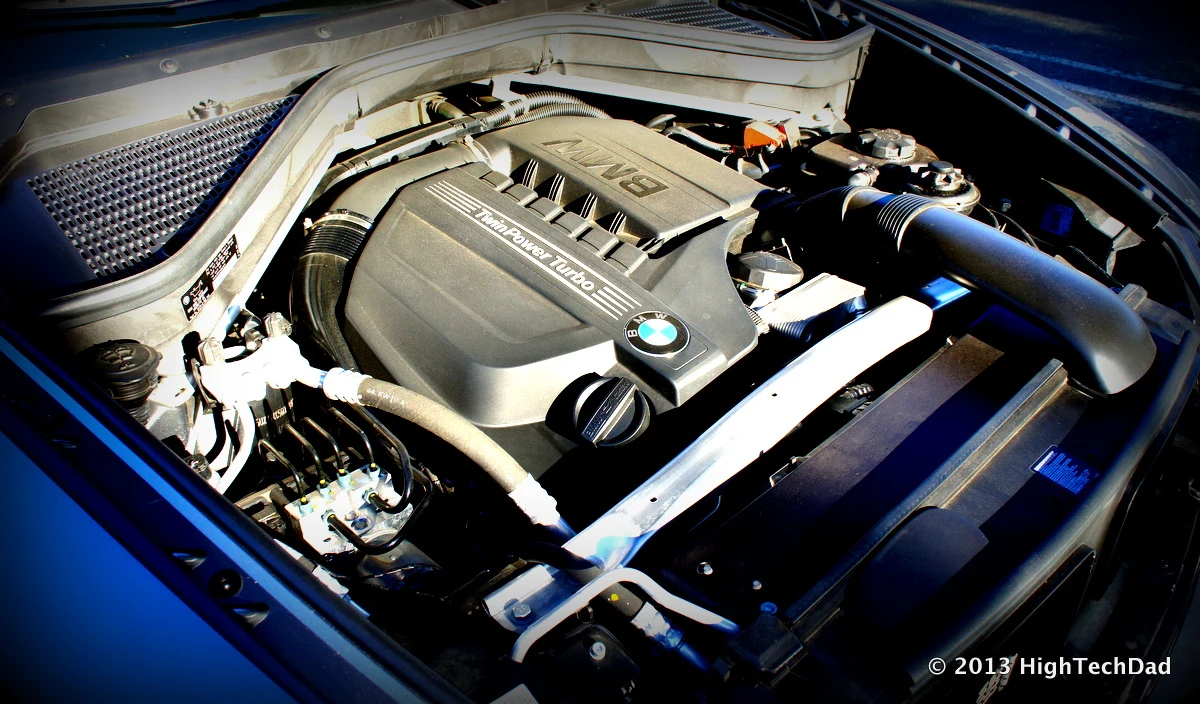 Моторный отсек BMW X5 с двигателем N55