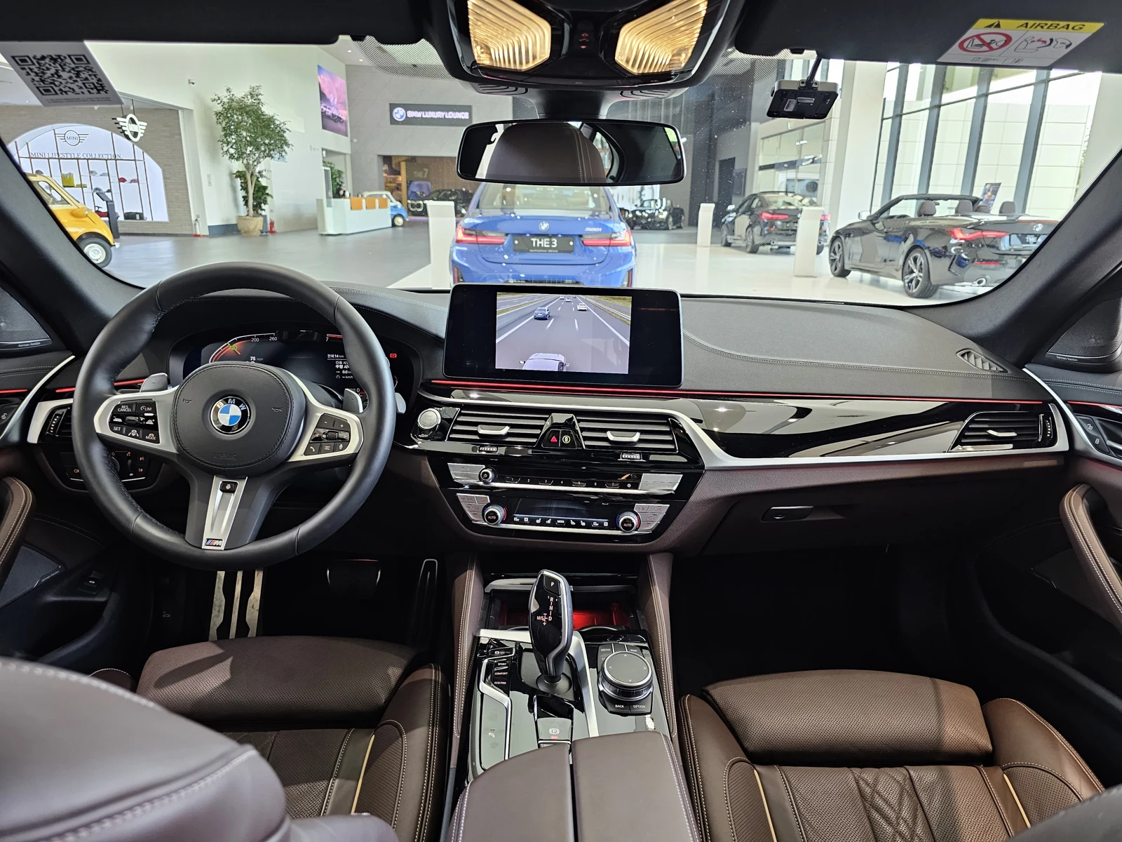 Салон BMW G30 с экраном iDrive