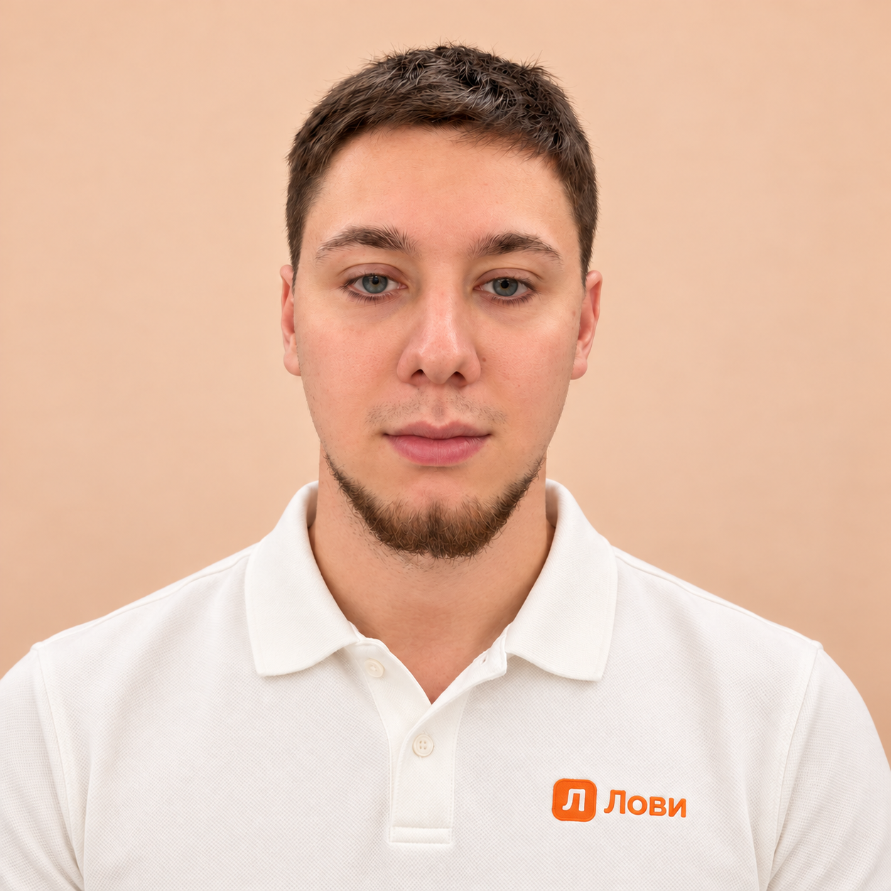 Никита Демидов в белом поло с логотипом Лови